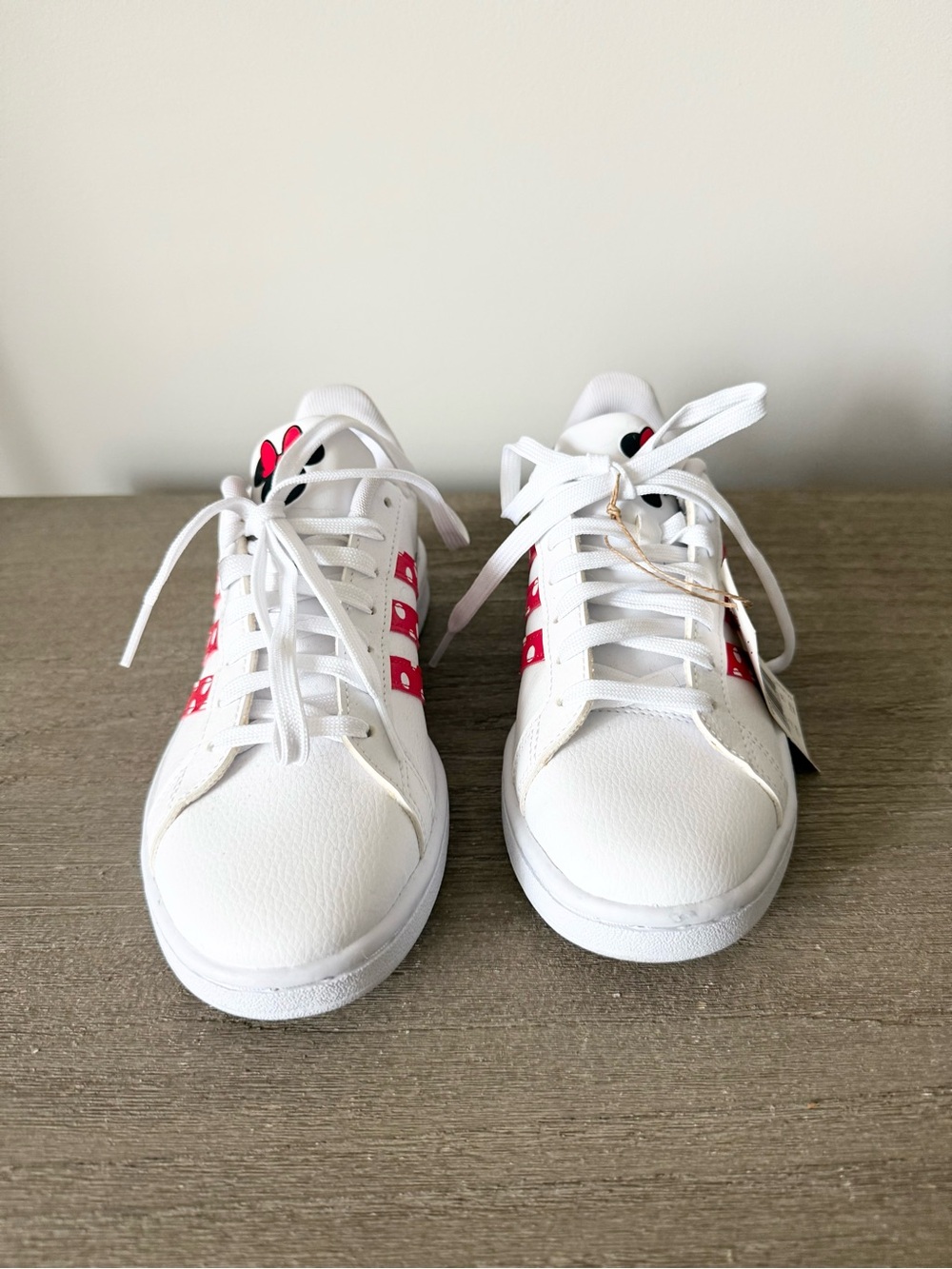 NIB adidas Disney Grand Court White & Red Sneakers with Minnie Detail Size 6.5 - Picture 2 of 12